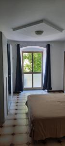 una camera da letto con un letto e una grande finestra di Ferry House a La Spezia Altre 40 foto