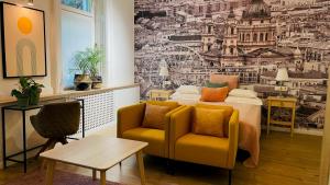 um quarto com uma cama e uma cadeira amarela em Fifteen Boutique Rooms Budapest with Self Check-In em Budapeste