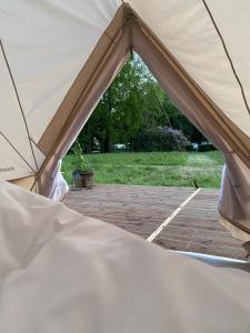Nahaufnahme eines Zeltes mit Terrasse in der Unterkunft Green Glamping in Sønderborg