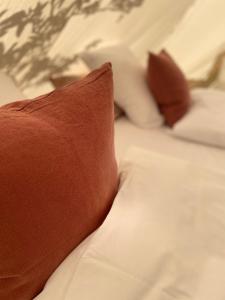 a close up of a bed with a pillow andsheets at Green Glamping in Sønderborg