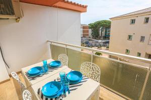 Il dispose d'un balcon avec une table et des plats bleus. dans l'établissement México ONLY FAMILIES, à Cambrils