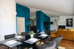 a dining room with blue walls and a table and chairs at ~ Regensburg schönstes Appartment~ in Sinzing