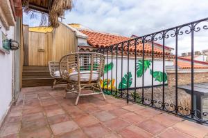 een patio met een tafel en stoelen op een balkon bij Hotel Pop Alaçatı in Alacati