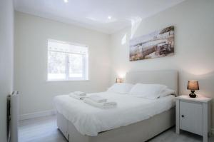 Postel nebo postele na pokoji v ubytování Dunes End - 2 Bedroom Apartment - Pendine