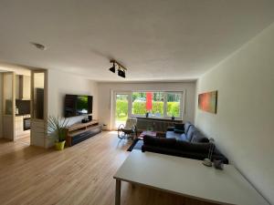 ein Wohnzimmer mit einem Sofa und einem Tisch in der Unterkunft Ferienwohnung Stiefelmühle in Sankt Ingbert