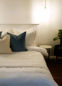 Dangerfield Oaks Boutique Cottage's客房内的一张或多张床位