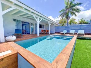 Cul de Sac的住宿－Maison Ti Case, private pool, next to Pinel Island，一座房子后院的游泳池