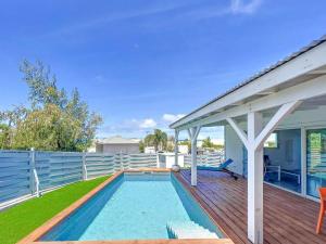 クルドサックにあるMaison Ti Case, private pool, next to Pinel Islandの家屋のデッキにあるスイミングプール