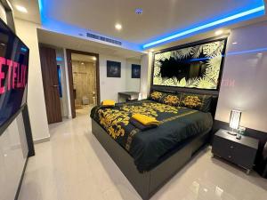Postel nebo postele na pokoji v ubytování Large luxury condo - Pattaya City Centre - Grand Avenue Residences, Pool View - 716