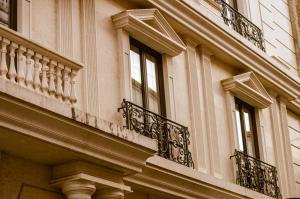 - un bâtiment avec des balcons sur le côté dans l'établissement Envy Hotel, à Durrës