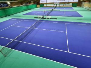 kort tenisowy z dwoma kortami tenisowymi w obiekcie fitneXX Zelt-Dorf w mieście Balsthal
