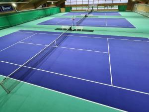 Tenis a/nebo squash v ubytování fitneXX Zelt-Dorf nebo okolí