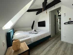 ein Schlafzimmer mit einem blauen Bett im Dachgeschoss in der Unterkunft Dakar - Bel appartement à Reims in Reims