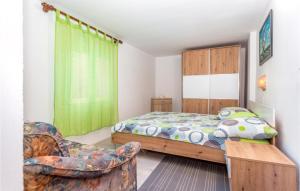 Łóżko lub łóżka w pokoju w obiekcie Five-Bedroom Holiday Home In Polje