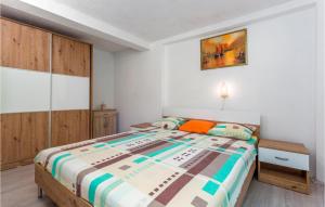 Łóżko lub łóżka w pokoju w obiekcie Five-Bedroom Holiday Home In Polje