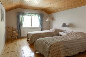 Giường trong phòng chung tại Villa Signell Förby