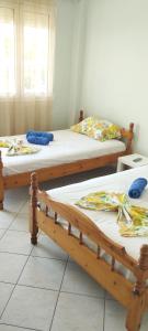 Habitación con 3 camas en una habitación en Vila marmelada en Leptokarya