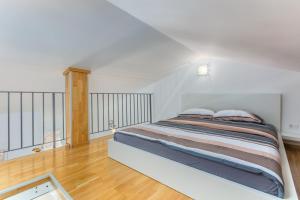 um quarto com uma cama em um quarto branco em Apartment Paradiso with Sea View em Karigador