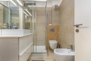 um banheiro com pia, vaso sanitário e chuveiro em Apartment Paradiso with Sea View em Karigador mais 7 fotografias