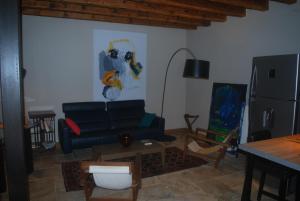 a living room with a couch and a table at Le Loft des Artistes in Arles