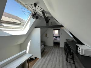 Zimmer im Dachgeschoss mit einer Treppe und einem Fenster in der Unterkunft Dakar - Bel appartement à Reims in Reims