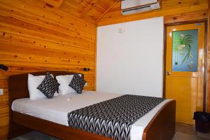 um quarto com uma cama num quarto de madeira em White Moon Beach Resort em Trincomalee