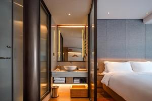 מיטה או מיטות בחדר ב-Jingju Hotel Shenzhen