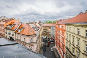 eine Luftansicht einer Stadt mit Gebäuden in der Unterkunft Self-service Hotel Ostaš Praha in Prag