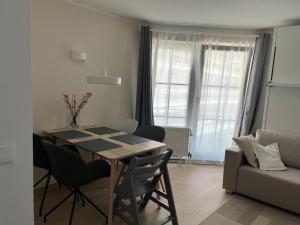 Posezení v ubytování Haus Titania Wohnung Meerblick