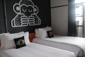 Postel nebo postele na pokoji v ubytování Blu Monkey Hub & Hotel Surat Thani