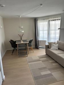 sala de estar con sofá y mesa en Haus Titania Wohnung Meerblick, en Grömitz