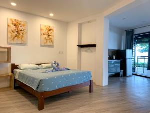 Un dormitorio con una cama con un juguete. en Castaway Surf Retreat 1 en Sekongkang