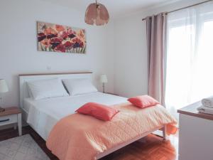 una camera con un letto con due cuscini sopra di Apartments Klara a Viganj