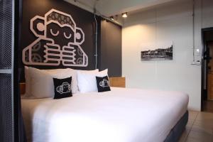 Postel nebo postele na pokoji v ubytování Blu Monkey Hub & Hotel Surat Thani