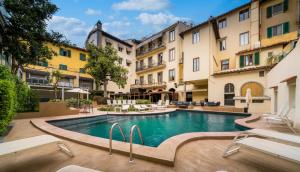 Bazén v ubytování Hotel Croce Di Malta nebo v jeho okolí