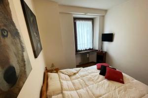 sypialnia z łóżkiem i oknem w obiekcie Tà fratte w mieście Padola
