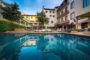 Bazén v ubytování Hotel Croce Di Malta nebo v jeho okolí