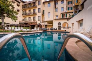 Bazén v ubytování Hotel Croce Di Malta nebo v jeho okolí