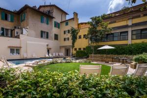 Bazén v ubytování Hotel Croce Di Malta nebo v jeho okolí