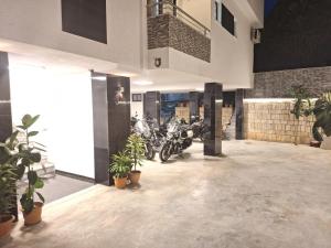 grupa motocykli zaparkowanych w budynku z roślinami w obiekcie Hotel Qurku 2 w Sarandzie