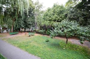 a park with two green benches and trees at CITYSTAY Sopot Nadmorski Apartament 5 min od plaży in Sopot