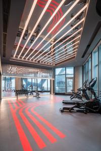 een fitnessruimte met loopbanden en cardio-apparatuur in een gebouw bij CitiGO Hotel Shenzhen Shekou Cruise Center Seaview in Shenzhen