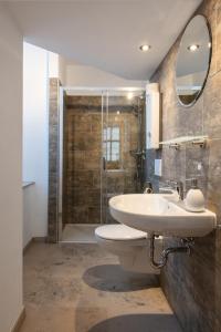 uma casa de banho com um lavatório e um chuveiro em Sonnenschloss em Walbeck