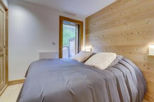 - une chambre avec un lit et 2 oreillers dans l'établissement Frenes Hauts 002 deux pieces cabine pour 4 6 personnes au pied des pistes du Pleney, à Morzine