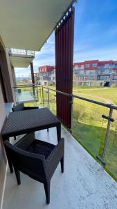 - Balcón con mesa y vistas al campo en Hotel Beroun Golf Club en Beroun