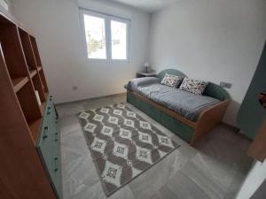 - un salon avec un lit et un tapis dans l'établissement Casa La Pita, à El Pozo de los Frailes