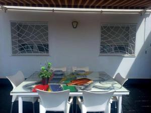 埃爾波索德洛斯弗萊爾斯的住宿－Casa La Pita，白色的桌子、白色的椅子和白色的桌子
