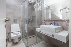 A bathroom at AÇELYA OTEL