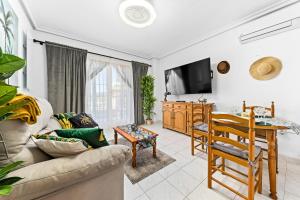 TV a/nebo společenská místnost v ubytování Apartament pod Palmami /Bajo las Palmeras