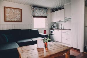 a living room with a couch and a wooden table at Vääksyn Apteekinmajoitus in Vääksy
